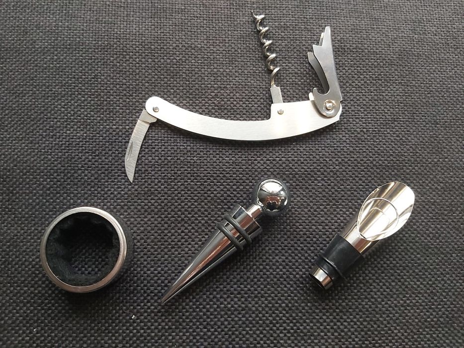 Подаръчен комплект за вино тирбушон,тапа и лиек,два модела