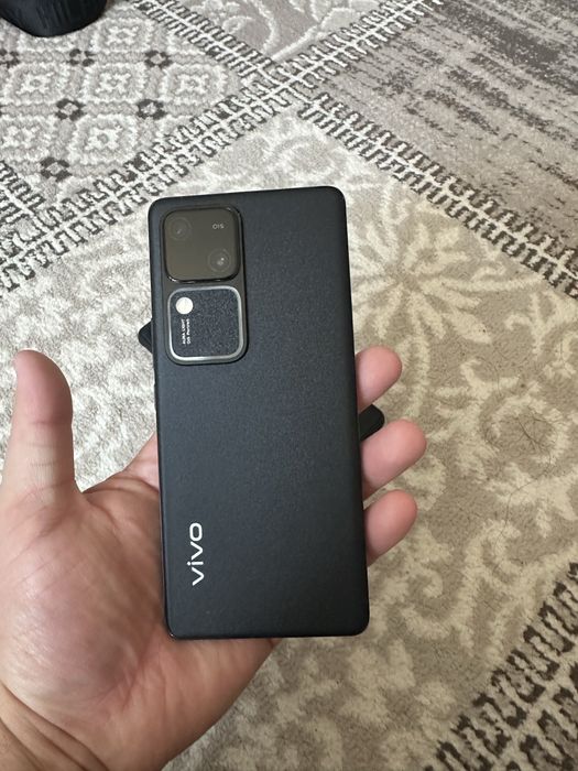 Vivo v30 256/12 памяти почти новый