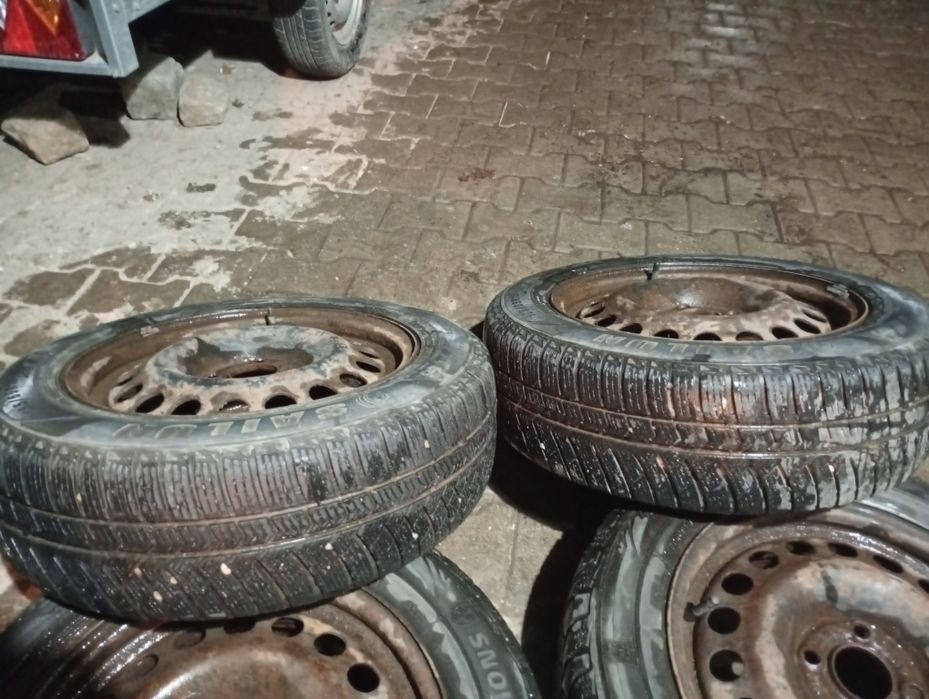 Vind jante tabla cu cauciucuri iarna Opel Astra g 185/65/15