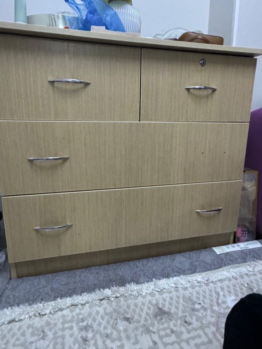 Дверь и шкаф бельевой