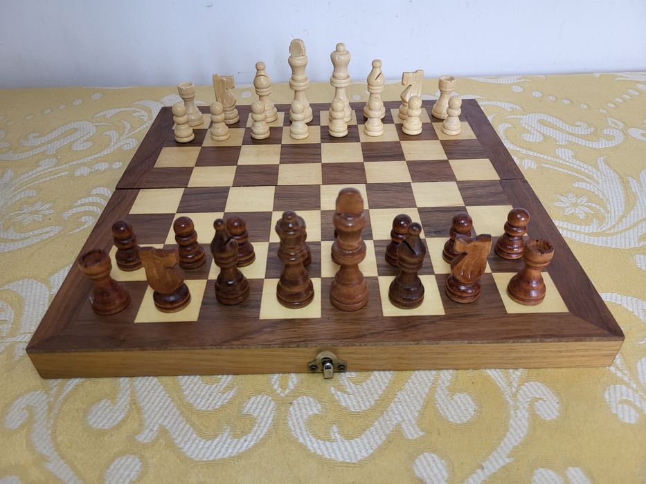 Дървен шах с табла