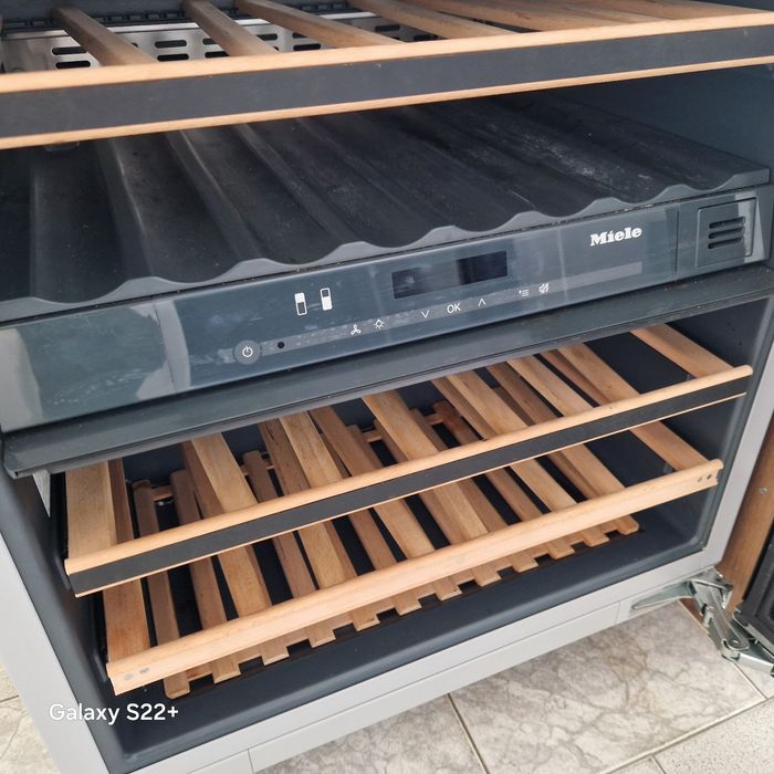Винен охладител за вграждане под плот MIELE KWT 6322 UG