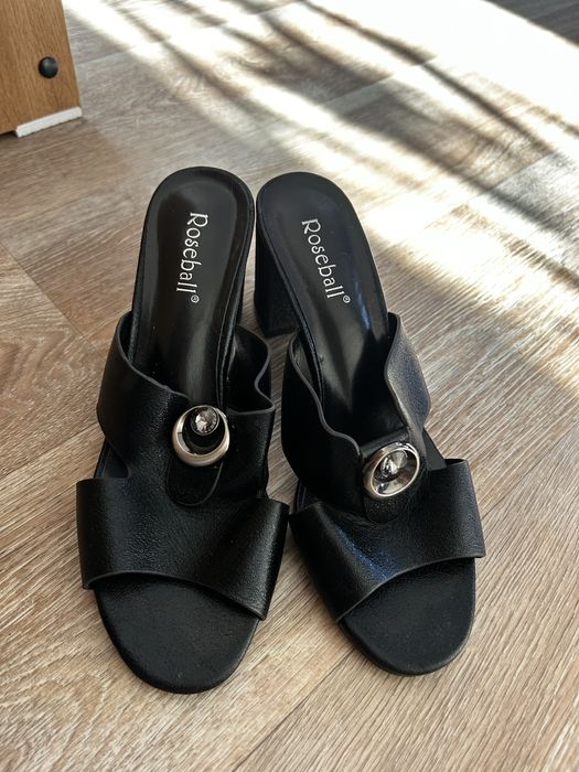 Продам обувь по 2000 тг за одну пару.