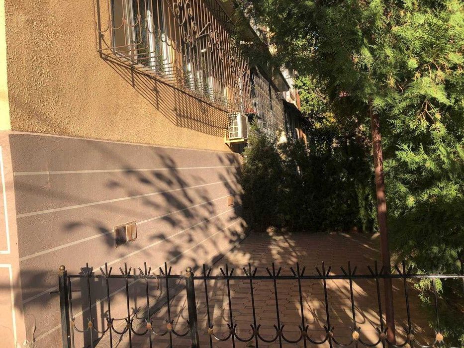 Сдаю 2-х комнатную квартиру переделанную в 3-х на первом этаже
