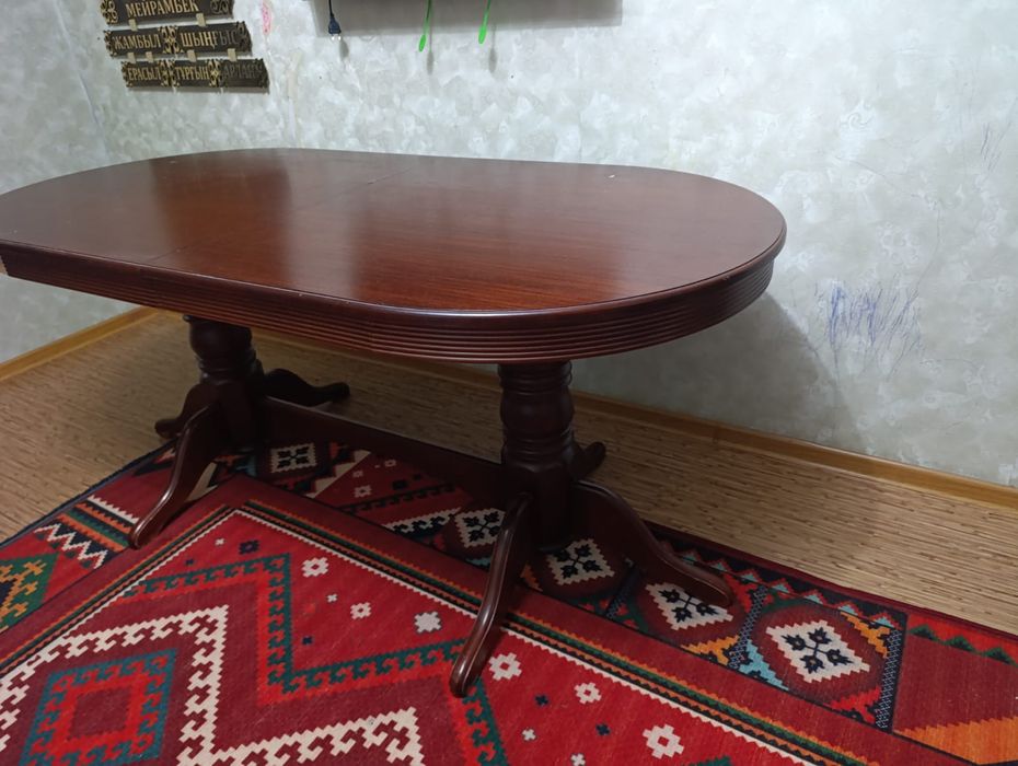 Стол для гостинной