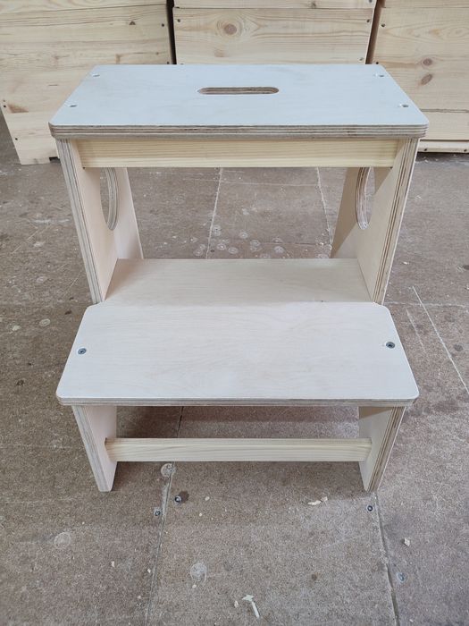 Стул-стремянка, высота 45 см.