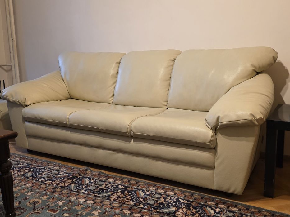 Продавам комплект диван с две табуретки и масивна холна маса