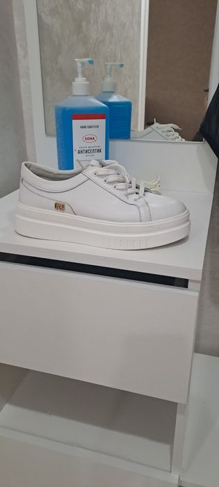 Продам   крассовки срочно