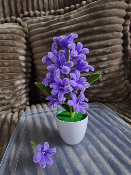 Zambile si inimioare din sârmă plușată