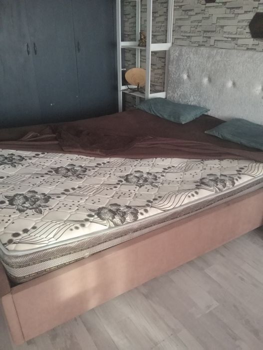 Двухместная кровать с матрасом