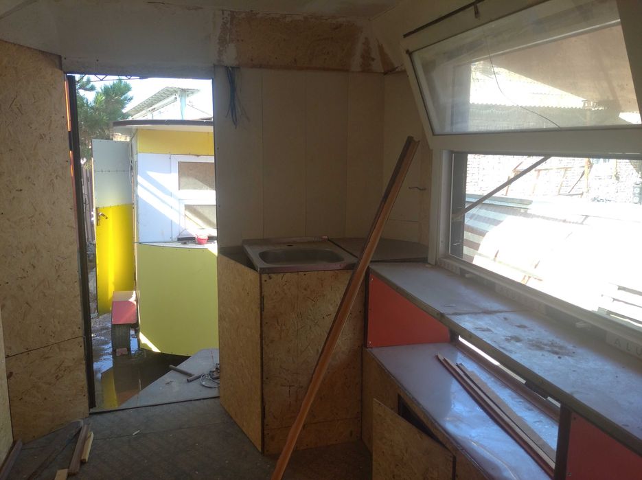 Продаю два фудтрака и  будку киоск