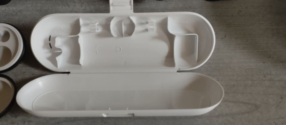 четки за зъби oral b ,iи кутия за съхранение Philips