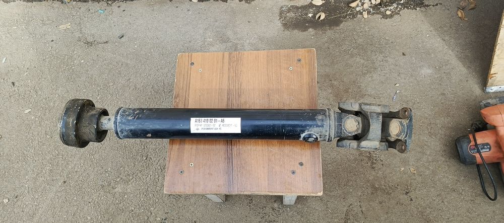 Продам карданный вал на Мерседес.