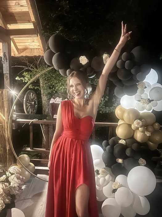 Елегантна дълга червена рокля