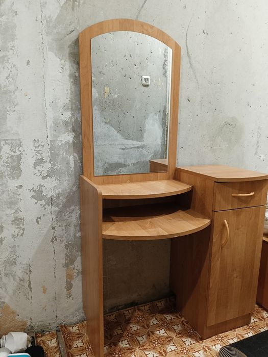 Продам туалетный столик