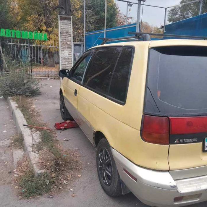 Митсубиси спейс раннер