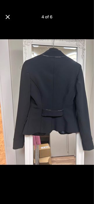 Elisabetta Franchi елегантно ново сако с брандирани елементи