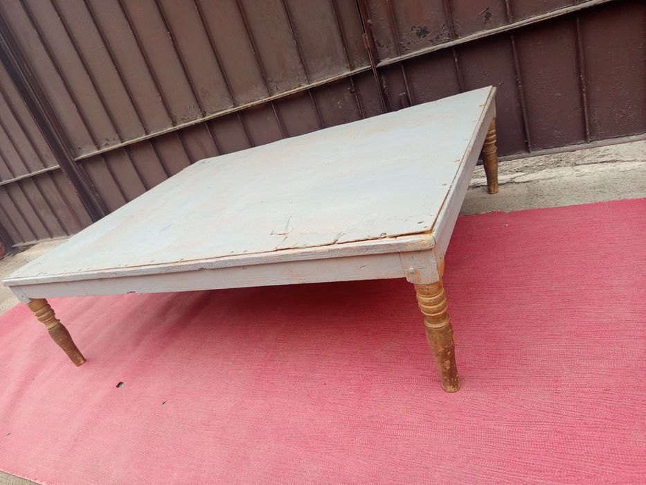 Продам . Стол размер 120 на 90 .