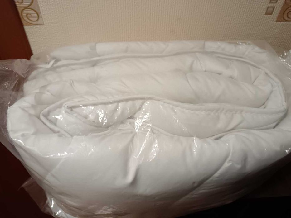 Нов спален комплект + олекотена завивка + възгавница.