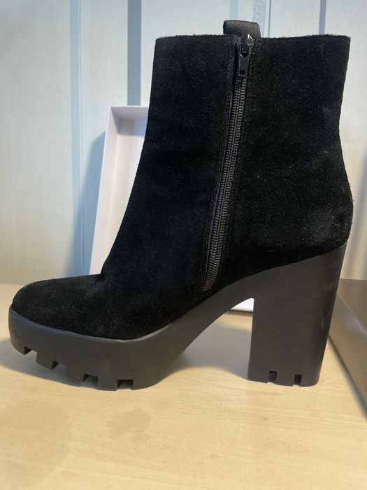 Продам демисезонные  ботинуи Calvin Klein Jeans