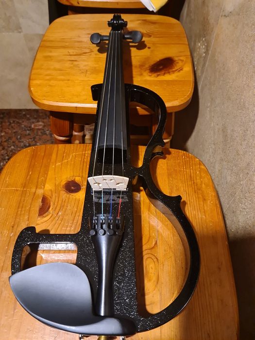 Продавам електрическа цигулка