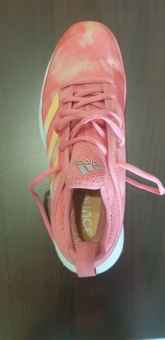 Adidasi Adidas tenis de câmp pentru fete.