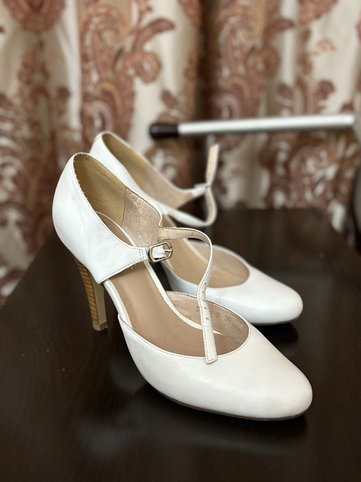 Туфли белые на каблуке 38