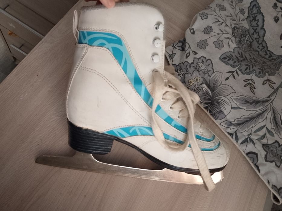 коньки в хорошем состоянии не наточенные