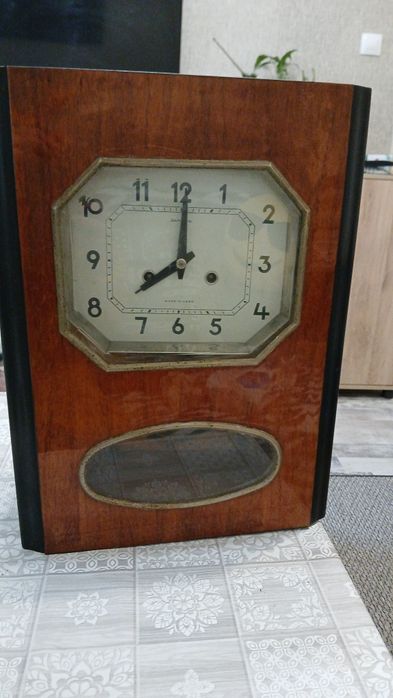 Старинен стенен часовник