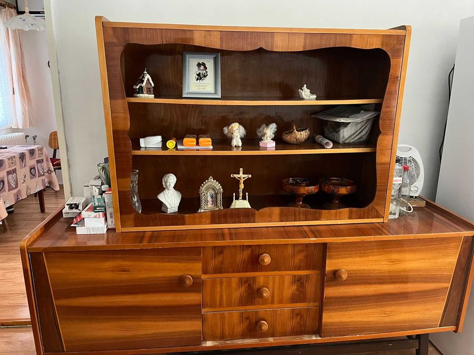 Mobila Balea sufragerie vitrina, comoda si 2 scaune in condiții bune