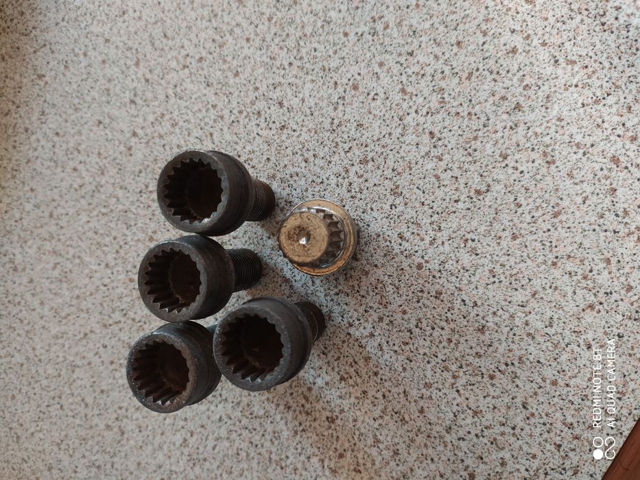 Секретни болтове оригинални за 50лв.