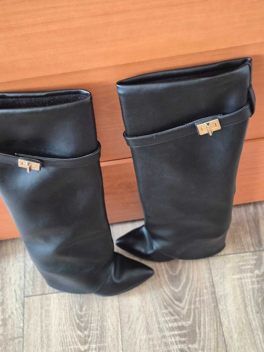 Черни ботуши тип Givenchy