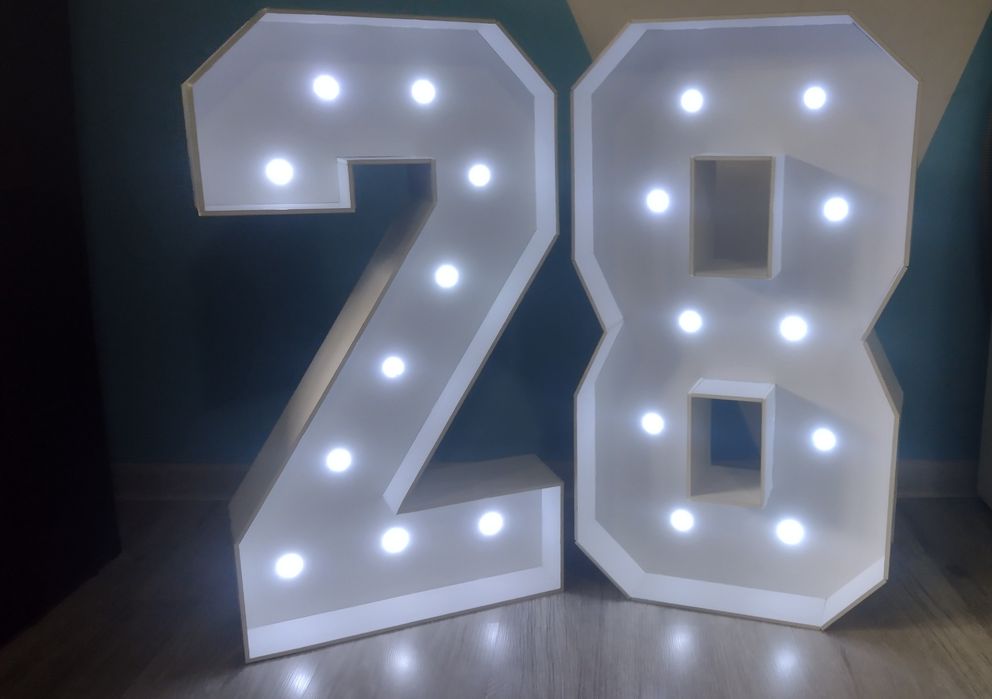 Светещи цифри, букви и надписи за декор