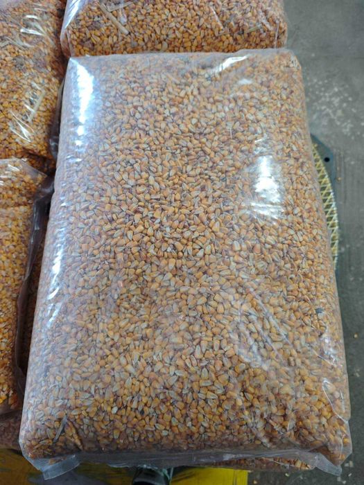 Продавам царевица на чували 20 кг