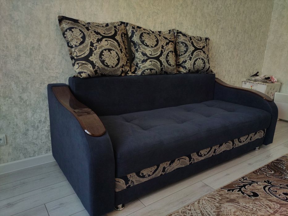 Диван раскладной в хорошем состоянии