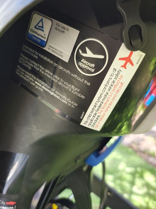 Cărucior Donna cu baza isofix, husa de ploaie, protecție bancheta și geantă specială pentru cărucior.