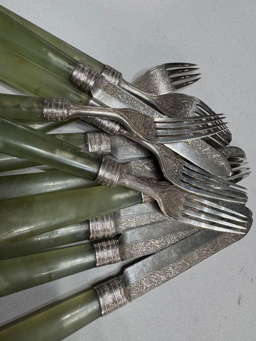 Tacamuri de argint cu Jad