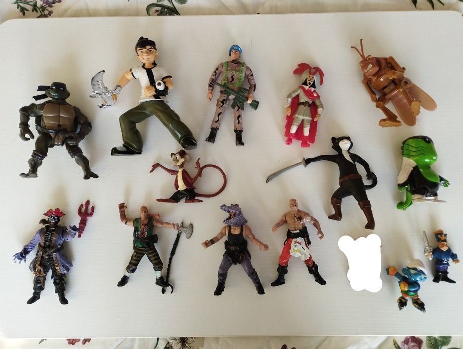 Играчки: фигурки,животни,динозаври,герои,пирати.