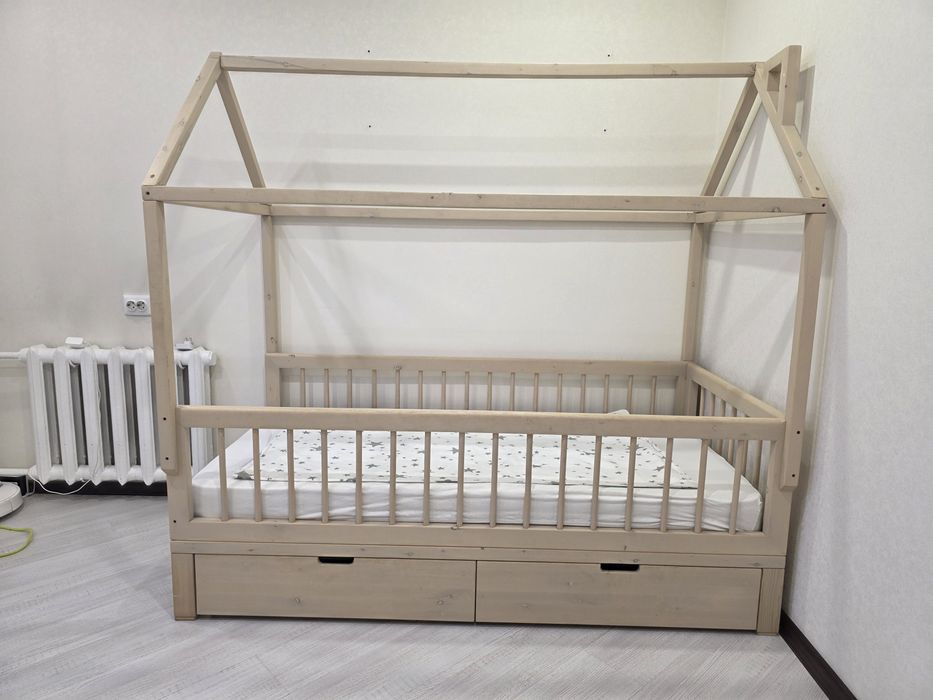 Детская кровать домик