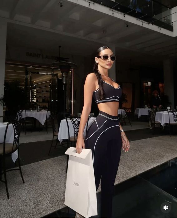 Alo yoga сет черен клин и топ бюстие ALO