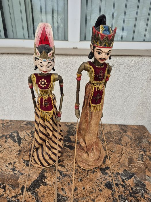 Vând 2 papusi statuiete lemn,scluptate,pictate manual ,Made Indonezia