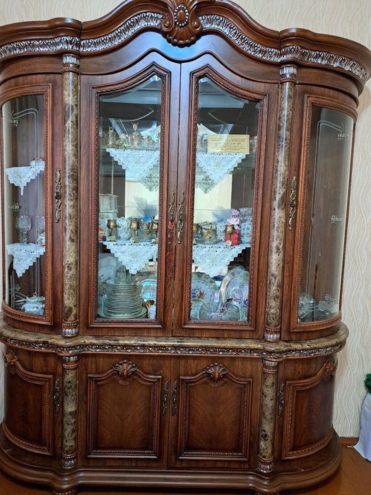 Продается стенка, стол и стулья