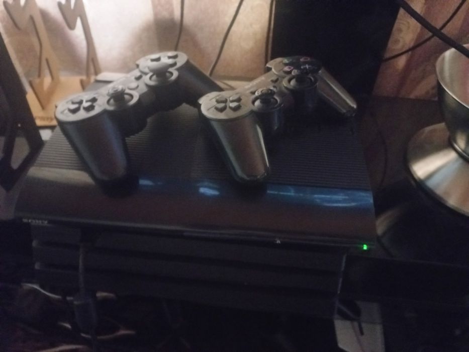 PS3 supper slim holati ideal 2 ta djoystik bor 40 o'yinlar yozilgan..
