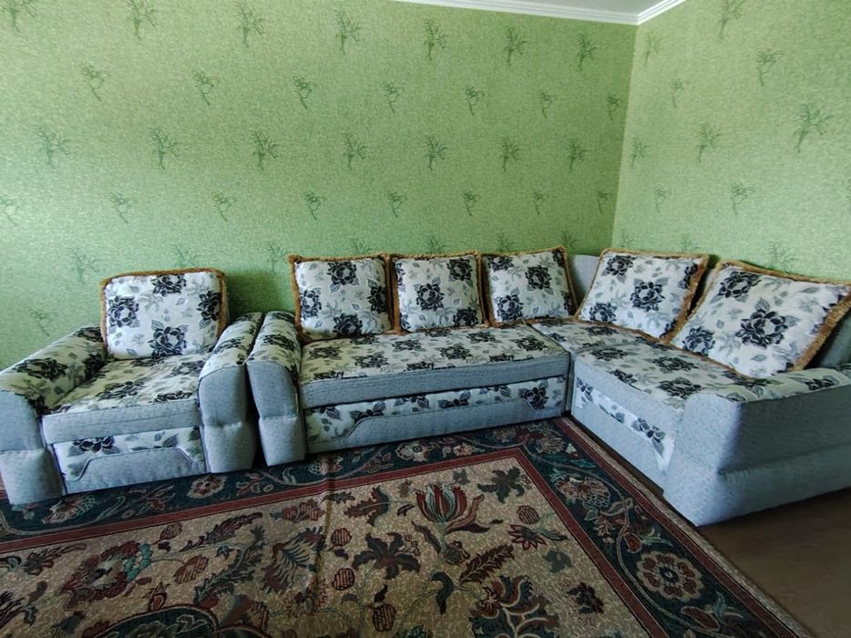 Подаётся угловой диван с креслом