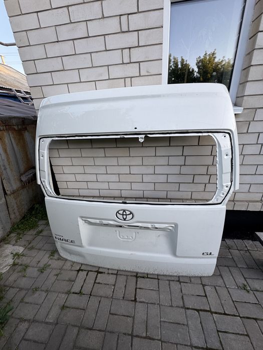 Задняя крышка багажника на TOYOTA HIACE 2022