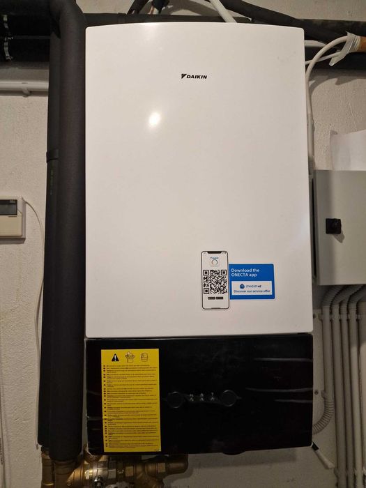 Нискотемпературна машина за  отопление и охлаждане Daikin Altherma 3RW EBBX16D9W + ERLA16DW1. Работила е два отоплителни сезона.