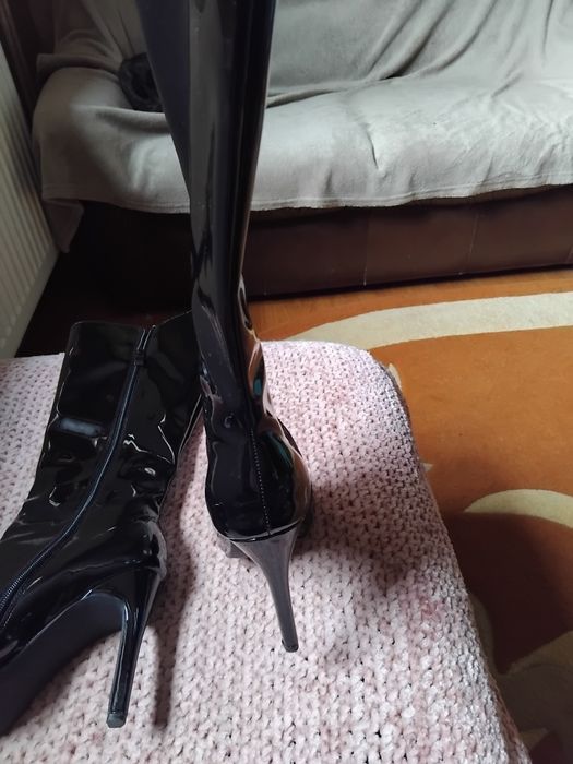 Cizme lungi lăcuite