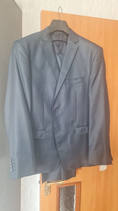 Продам костюмы новые