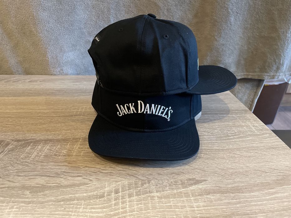 Фланелки,карти за игра и шапки с козирка на Jack Daniel’s