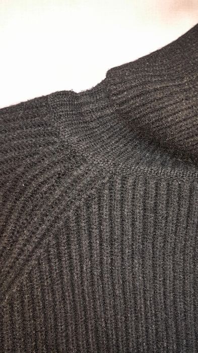 Черный свитер женский